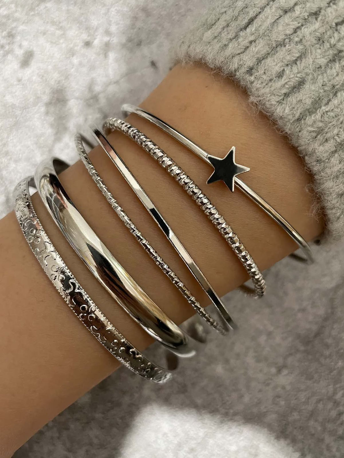 Pulseras plateadas