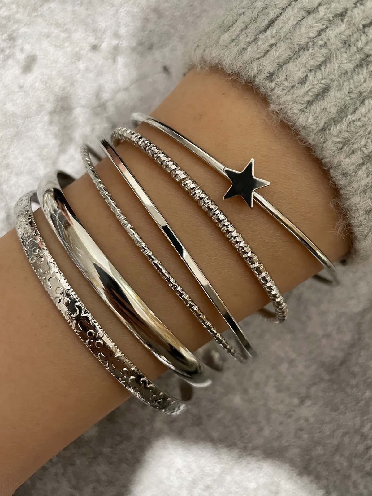 Pulseras plateadas